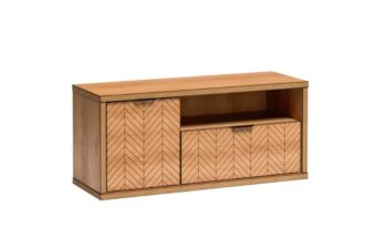 Sektor FINEST je v štýle modernej elegancie. Stane sa vynikajúcim výberom do vašej obývačky, jedálne či spálne. Charakteristickým znakom nábytku je jeho štýlové a elegantné zdobenie na prednej časti.Tento TV stolík je vyrobený z kvalitných LTD dosiek. Sú nenáročné na údržbu. Hrany sú chránené ABS hranou. Zadná časť nábytku je z HDF dosky.Farebné prevedenie: dub karamel. Rozmery:šírka: 117,5 cmvýška: 53 cmhĺbka: 40,6 cmDodávame v demontovanom stave.
