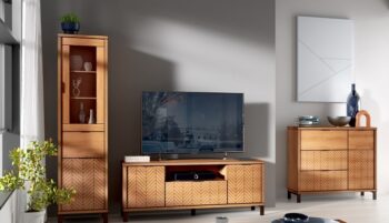 Sektor FINEST je v štýle modernej elegancie. Stane sa vynikajúcim výberom do vašej obývačky, jedálne či spálne. Charakteristickým znakom nábytku je jeho štýlové a elegantné zdobenie na prednej časti.Táto spálňová zostava je vyrobená z kvalitných LTD dosiek. Sú nenáročné na údržbu. Hrany sú chránené ABS hranou. Zadná časť nábytku je z HDF dosky.Farebné prevedenie: dub karamel. Obývacia zostava sa skladá z:vitrína - rozmery (š,v,h): 50 x 187,4 x 40,6 cmkombinovaná komoda - rozmery (š,v,h): 117,5 x 90 x 40,6 cmtelevízny stolík - rozmery (š,v,h): 159 x 53 x 40,6 cmManželská posteľ je vrátane roštu! Matrac je potrebné si dokúpiť vo veľkosti 160 x 200 cm, resp. 2 x 80 /200 cmDodávame v demontovanom stave.