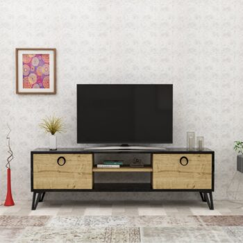 TV stolík FLORIDA – Luxusný a praktický doplnok do vašej obývačkyTV stolík FLORIDA je dokonalou kombináciou elegancie a funkčnosti, ktorá premení vašu obývaciu izbu na štýlový priestor. Vďaka regálku a dvom plným dvierkam ponúka dostatok úložného priestoru pre vaše elektronické zariadenie, káble, knihy či dekorácie. Jeho luxusný dizajn a kvalitné spracovanie zaručujú dlhú životnosť a moderný vzhľad.Hlavné vlastnosti produktu:Typ tovaru: TV stolíkVhodné do miestnosti: Obývacia izbaMateriál: Melamín, VT laminátRozmery: 53 x 150 x 29.5 cmFarba: Dub + čiernaVybavenie: Regálka a plné dvierkaŠtýl: LuxusnéPočet dvierok: 2Hrúbka materiálu: 18 mmDodatočné informácie: Dodávame v demonteStolík FLORIDA so svojim minimalistickým a moderným dizajnom skvele zapadne do každej obývačky. Ponúka nielen praktické úložné možnosti, ale aj esteticky obohatí váš interiér. Kúpte si TV stolík FLORIDA a dodajte svojej obývačke štýlový a funkčný nábytok!