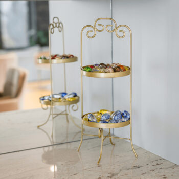 Stojan na šperky Franko v zlatej farbe je elegantným a praktickým doplnkom pre každú modernú domácnosť. Tento stojan, vyrobený z kvalitného kovu, ponúka nielen funkčnosť, ale aj štýlový vzhľad, ktorý sa hodí do akéhokoľvek interiéru. S výškou 50 cm a rozmermi 22 x 22 cm poskytuje dostatok…