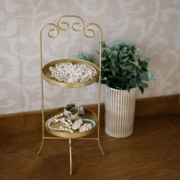 Stojan na šperky Franko v zlatej farbe je elegantným a praktickým doplnkom pre každú modernú domácnosť. Tento stojan, vyrobený z kvalitného kovu, ponúka nielen funkčnosť, ale aj štýlový vzhľad, ktorý sa hodí do akéhokoľvek interiéru. S výškou 50 cm a rozmermi 22 x 22 cm poskytuje dostatok…