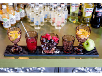 Predstavujeme vám elegantný pohár na zmrzlinu Fregata Typ 5, ktorý je ideálnym doplnkom pre každú domácnosť. Tento set obsahuje šesť kusov pohárov s objemom 300 ml, ktoré sú vyrobené z kvalitného skla a ponúkajú moderný vzhľad v jemnej ružovej farbe. Poháre sú navrhnuté tak, aby priniesli do…