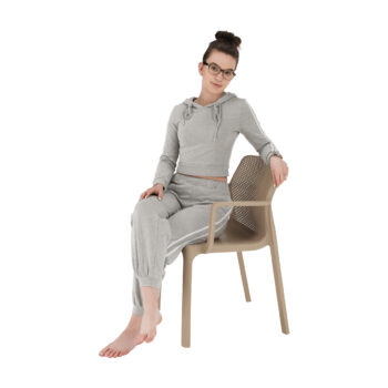 Predstavujeme vám záhradnú stoličku Frenia v elegantnej sivohnedej farbe (taupe), ktorá je ideálnym doplnkom pre vašu záhradu či terasu. Táto stolička, značky KONDELA, kombinuje moderný vzhľad s praktickosťou a pohodlím.