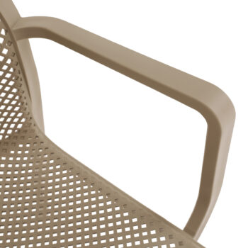 Predstavujeme vám záhradnú stoličku Frenia v elegantnej sivohnedej farbe (taupe), ktorá je ideálnym doplnkom pre vašu záhradu či terasu. Táto stolička, značky KONDELA, kombinuje moderný vzhľad s praktickosťou a pohodlím.