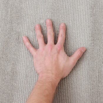 Koberec FRODO 160x230 cm ľahko skombinujete s ostatným nábytkom či doplnkami. Je vhodný do akejkoľvek miestnosti, položte ho na dlažbu v obývačke, kuchyni, pracovni, či predsieni a okamžite zútulní priestor. Na výrobu bola použitá 100% viskóza. Koberce z tohto materiálu sú vysoko tepelnoizolačné.…