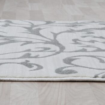 Koberec GABBY 160x235 cm je výborným riešením ak rozmýšľate, že by ste chceli oživiť vašu podlahu niečím zaujímavým. Koberec je vyrobený zo 100% polypropylénu v jemnej krémovej farbe so sivým vzorom. Ukrýva v sebe harmóniu a pohodu, ktorá očarí aj tú najnáročnejšiu návštevu. Vynikne v obývacej izbe…