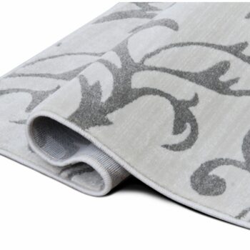 Koberec GABBY 160x235 cm je výborným riešením ak rozmýšľate, že by ste chceli oživiť vašu podlahu niečím zaujímavým. Koberec je vyrobený zo 100% polypropylénu v jemnej krémovej farbe so sivým vzorom. Ukrýva v sebe harmóniu a pohodu, ktorá očarí aj tú najnáročnejšiu návštevu. Vynikne v obývacej izbe…