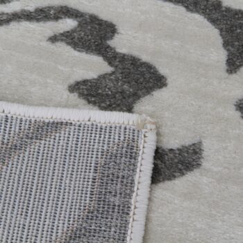 Koberec GABBY 160x235 cm je výborným riešením ak rozmýšľate, že by ste chceli oživiť vašu podlahu niečím zaujímavým. Koberec je vyrobený zo 100% polypropylénu v jemnej krémovej farbe so sivým vzorom. Ukrýva v sebe harmóniu a pohodu, ktorá očarí aj tú najnáročnejšiu návštevu. Vynikne v obývacej izbe…