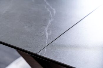 Jedálenský rozkladací stôl GABINA je v modernom a elegantnom prevedení. Je vhodný do moderných jedální či kuchýň.Doska je vyrobená z tvrdeného skla a talianskej keramiky. Nohy stola sú vyrobené z MDF materiálu. Farebné prevedenie: šedá s efektom mramoru. Nohy vo farbe vlašský orech.Rozmery (š,v,h): 180 - 240 x 76 x 95 cm. Rozmer po rozložení: 240 x 95 cm.  Je vhodný pre 10 osôb.Dodávame v demontovanom stave. 