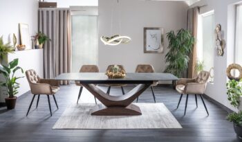 Jedálenský rozkladací stôl GABINA je v modernom a elegantnom prevedení. Je vhodný do moderných jedální či kuchýň.Doska je vyrobená z tvrdeného skla a talianskej keramiky. Nohy stola sú vyrobené z MDF materiálu. Farebné prevedenie: šedá s efektom mramoru. Nohy vo farbe vlašský orech.Rozmery (š,v,h): 180 - 240 x 76 x 95 cm. Rozmer po rozložení: 240 x 95 cm.  Je vhodný pre 10 osôb.Dodávame v demontovanom stave. 