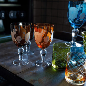 Predstavujeme vám elegantný pohár na víno Gaira Typ 1, ktorý je ideálnym doplnkom pre každú domácnosť. Tento set obsahuje šesť pohárov s objemom 500 ml, čo zaručuje dostatok miesta pre vaše obľúbené víno. Poháre sú vyrobené z kvalitného skla, ktoré je nielen odolné, ale aj…