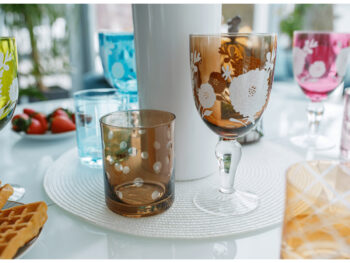 Predstavujeme vám elegantný pohár na víno Gaira Typ 1, ktorý je ideálnym doplnkom pre každú domácnosť. Tento set obsahuje šesť pohárov s objemom 500 ml, čo zaručuje dostatok miesta pre vaše obľúbené víno. Poháre sú vyrobené z kvalitného skla, ktoré je nielen odolné, ale aj…