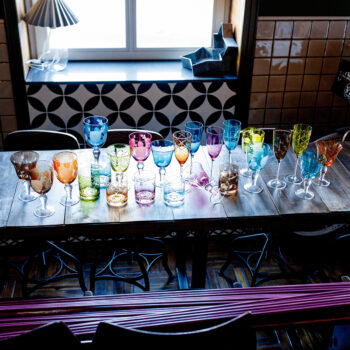 Predstavujeme vám elegantný set pohárov na víno Gaira Typ 2, ktorý je ideálnym doplnkom pre každú domácnosť. Tento set obsahuje šesť pohárov s objemom 350 ml, ktoré sú vyrobené z kvalitného skla a ponúkajú moderný vzhľad v kombinácii farieb. Poháre sú navrhnuté tak, aby priniesli do vášho…