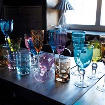 Predstavujeme vám elegantný set pohárov na víno Gaira Typ 2, ktorý je ideálnym doplnkom pre každú domácnosť. Tento set obsahuje šesť pohárov s objemom 350 ml, ktoré sú vyrobené z kvalitného skla a ponúkajú moderný vzhľad v kombinácii farieb. Poháre sú navrhnuté tak, aby priniesli do vášho…