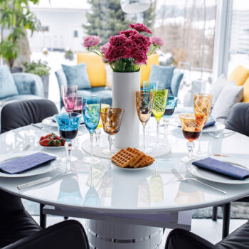 Predstavujeme vám elegantný set pohárov na víno Gaira Typ 2, ktorý je ideálnym doplnkom pre každú domácnosť. Tento set obsahuje šesť pohárov s objemom 350 ml, ktoré sú vyrobené z kvalitného skla a ponúkajú moderný vzhľad v kombinácii farieb. Poháre sú navrhnuté tak, aby priniesli do vášho…