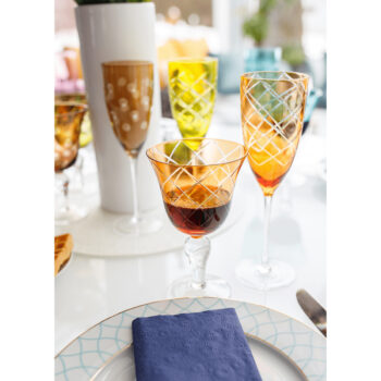 Predstavujeme vám elegantný set pohárov na víno Gaira Typ 2, ktorý je ideálnym doplnkom pre každú domácnosť. Tento set obsahuje šesť pohárov s objemom 350 ml, ktoré sú vyrobené z kvalitného skla a ponúkajú moderný vzhľad v kombinácii farieb. Poháre sú navrhnuté tak, aby priniesli do vášho…