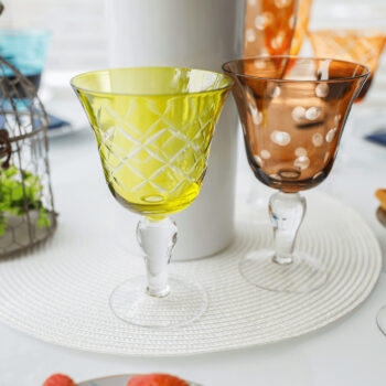 Predstavujeme vám elegantný set pohárov na víno Gaira Typ 2, ktorý je ideálnym doplnkom pre každú domácnosť. Tento set obsahuje šesť pohárov s objemom 350 ml, ktoré sú vyrobené z kvalitného skla a ponúkajú moderný vzhľad v kombinácii farieb. Poháre sú navrhnuté tak, aby priniesli do vášho…