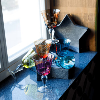 Predstavujeme vám elegantný set pohárov na víno Gaira Typ 2, ktorý je ideálnym doplnkom pre každú domácnosť. Tento set obsahuje šesť pohárov s objemom 350 ml, ktoré sú vyrobené z kvalitného skla a ponúkajú moderný vzhľad v kombinácii farieb. Poháre sú navrhnuté tak, aby priniesli do vášho…