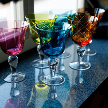 Predstavujeme vám elegantný set pohárov na víno Gaira Typ 2, ktorý je ideálnym doplnkom pre každú domácnosť. Tento set obsahuje šesť pohárov s objemom 350 ml, ktoré sú vyrobené z kvalitného skla a ponúkajú moderný vzhľad v kombinácii farieb. Poháre sú navrhnuté tak, aby priniesli do vášho…