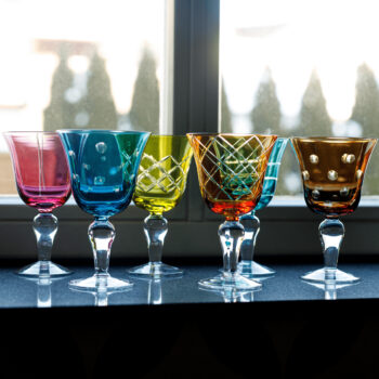 Predstavujeme vám elegantný set pohárov na víno Gaira Typ 2, ktorý je ideálnym doplnkom pre každú domácnosť. Tento set obsahuje šesť pohárov s objemom 350 ml, ktoré sú vyrobené z kvalitného skla a ponúkajú moderný vzhľad v kombinácii farieb. Poháre sú navrhnuté tak, aby priniesli do vášho…