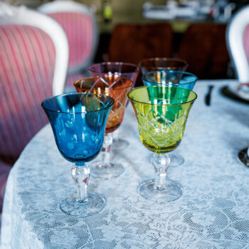 Predstavujeme vám elegantný set pohárov na víno Gaira Typ 2, ktorý je ideálnym doplnkom pre každú domácnosť. Tento set obsahuje šesť pohárov s objemom 350 ml, ktoré sú vyrobené z kvalitného skla a ponúkajú moderný vzhľad v kombinácii farieb. Poháre sú navrhnuté tak, aby priniesli do vášho…