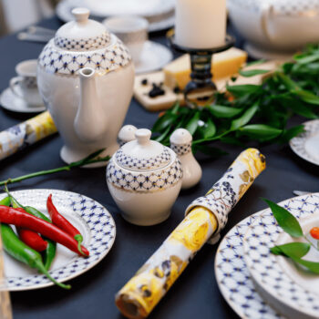 Predstavujeme vám elegantnú porcelánovú jedálenskú súpravu Garida Typ 1, ktorá sa stane skvostom vašej kuchyne či jedálne. Táto súprava obsahuje 57 kusov, ktoré sú navrhnuté tak, aby priniesli do vášho domova nádych luxusu a moderného štýlu. Kombinácia bielej, modrej a zlatej…