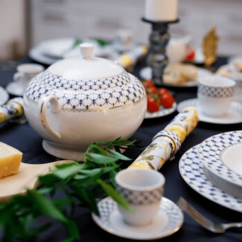 Predstavujeme vám elegantnú porcelánovú jedálenskú súpravu Garida Typ 1, ktorá sa stane skvostom vašej kuchyne či jedálne. Táto súprava obsahuje 57 kusov, ktoré sú navrhnuté tak, aby priniesli do vášho domova nádych luxusu a moderného štýlu. Kombinácia bielej, modrej a zlatej…