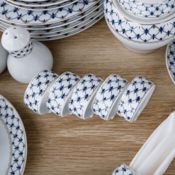 Predstavujeme vám elegantnú porcelánovú jedálenskú súpravu Garida Typ 1, ktorá sa stane skvostom vašej kuchyne či jedálne. Táto súprava obsahuje 57 kusov, ktoré sú navrhnuté tak, aby priniesli do vášho domova nádych luxusu a moderného štýlu. Kombinácia bielej, modrej a zlatej…