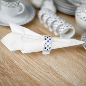 Predstavujeme vám elegantnú porcelánovú jedálenskú súpravu Garida Typ 1, ktorá sa stane skvostom vašej kuchyne či jedálne. Táto súprava obsahuje 57 kusov, ktoré sú navrhnuté tak, aby priniesli do vášho domova nádych luxusu a moderného štýlu. Kombinácia bielej, modrej a zlatej…