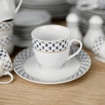 Predstavujeme vám elegantnú porcelánovú jedálenskú súpravu Garida Typ 1, ktorá sa stane skvostom vašej kuchyne či jedálne. Táto súprava obsahuje 57 kusov, ktoré sú navrhnuté tak, aby priniesli do vášho domova nádych luxusu a moderného štýlu. Kombinácia bielej, modrej a zlatej…