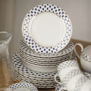 Predstavujeme vám elegantnú porcelánovú jedálenskú súpravu Garida Typ 1, ktorá sa stane skvostom vašej kuchyne či jedálne. Táto súprava obsahuje 57 kusov, ktoré sú navrhnuté tak, aby priniesli do vášho domova nádych luxusu a moderného štýlu. Kombinácia bielej, modrej a zlatej…