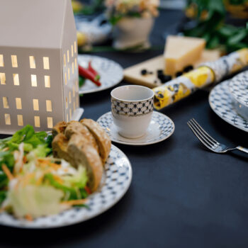 Predstavujeme vám elegantnú porcelánovú jedálenskú súpravu Garida Typ 1, ktorá sa stane skvostom vašej kuchyne či jedálne. Táto súprava obsahuje 57 kusov, ktoré sú navrhnuté tak, aby priniesli do vášho domova nádych luxusu a moderného štýlu. Kombinácia bielej, modrej a zlatej…