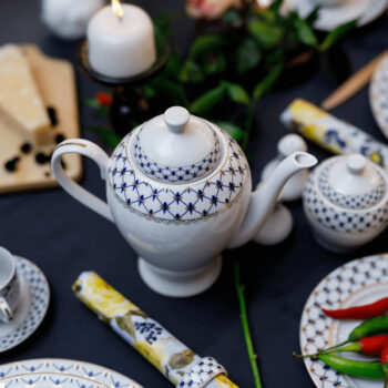 Predstavujeme vám elegantnú porcelánovú jedálenskú súpravu Garida Typ 1, ktorá sa stane skvostom vašej kuchyne či jedálne. Táto súprava obsahuje 57 kusov, ktoré sú navrhnuté tak, aby priniesli do vášho domova nádych luxusu a moderného štýlu. Kombinácia bielej, modrej a zlatej…