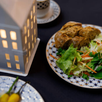 Predstavujeme vám elegantnú porcelánovú jedálenskú súpravu Garida Typ 1, ktorá sa stane skvostom vašej kuchyne či jedálne. Táto súprava obsahuje 57 kusov, ktoré sú navrhnuté tak, aby priniesli do vášho domova nádych luxusu a moderného štýlu. Kombinácia bielej, modrej a zlatej…