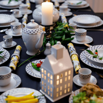 Predstavujeme vám elegantnú porcelánovú jedálenskú súpravu Garida Typ 1, ktorá sa stane skvostom vašej kuchyne či jedálne. Táto súprava obsahuje 57 kusov, ktoré sú navrhnuté tak, aby priniesli do vášho domova nádych luxusu a moderného štýlu. Kombinácia bielej, modrej a zlatej…