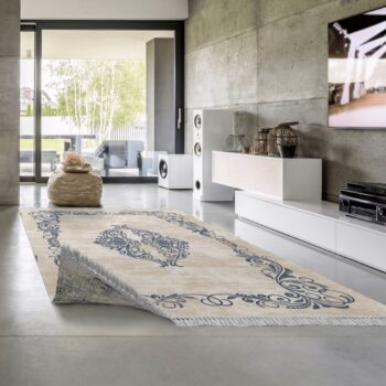 S dávkou elegancie a štýlu prichádza nádherný obojstranný koberec GAZAN 180x270 cm. Stane sa nie len praktickým pomocníkom, ale aj skvelým elegantným doplnkom, ktorý oživí priestor a vnesie do Vášho bývania nezameniteľný dizajn. Ak Vás omrzí z jednej strany jednoducho si ho otočíte na druhú…