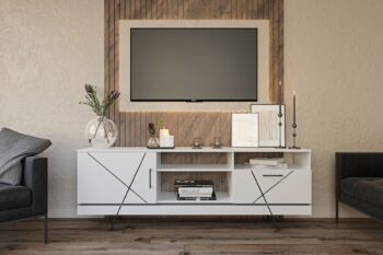 Televízny stolík GEOM poteší všetkých milovníkov industriálneho štýlu. Nadčasová biela farba vytvára príjemný kontrast s čiernymi dekoratívnymi pásmi na čelách nábytku a s kovovými úchytmi. Čierne kovové nohy dodávajú stolíku nielen moderný ráz, ale predovšetkým stabilitu.Stolík má jedny dvierka a jednu zásuvku, dostatok priestoru napr. na set top box alebo ovládače získate vďaka odkladacím policiam.Je vyrobený z kvalitnej LTD dosky nenáročnej na udržiavanie.Rozmery (ŠxVxH): 180 x 65 x 35 cm.Dodávame v demonte