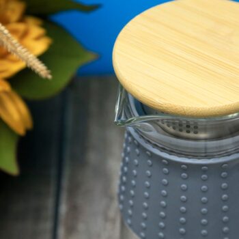 Karafa Glazo 1200 ml - priehľadná / sivá; Rozmery (ŠxHxV): 9x9x23 cm; Materiál: borosilikátové sklo / silikón.