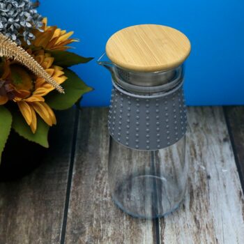 Karafa Glazo 1200 ml - priehľadná / sivá; Rozmery (ŠxHxV): 9x9x23 cm; Materiál: borosilikátové sklo / silikón.