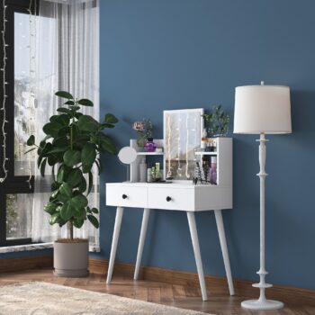 Toaletný stolík so zrkadlom GLENN – elegancia a praktickosť pre vašu spálňuToaletný stolík GLENN je ideálnym doplnkom pre modernú spálňu. Vďaka svojmu škandinávskemu dizajnu a čisto bielej farbe prináša do priestoru sviežosť a jednoduchosť. Praktické zásuvky a veľké zrkadlo zaisťujú komfort a funkčnosť pri každodennom používaní.Hlavné vlastnosti toaletného stolíka GLENN:Materiál: melamín a VT laminát – kvalitný a odolný povrch, ktorý sa ľahko udržuje.Rozmery: 111,8 x 97,8 x 40 cm – priestranný stolík ideálny pre jednu osobu.Farba: čisto biela, ktorá ladí s moderným aj škandinávskym štýlom interiéru.Vybavenie:2 praktické zásuvky na kozmetiku, šperky alebo iné doplnky.Veľké zrkadlo na pohodlnú úpravu vzhľadu.Štýl: škandinávsky – jednoduchý a elegantný dizajn.Tvar: obdĺžnikový – univerzálny vzhľad, ktorý zapadne do každej spálne.Hrúbka materiálu: 18 mm – pevná a stabilná konštrukcia.Možnosť pripevnenia k stene pre väčšiu bezpečnosť a stabilitu.Dodávame v demontovanom stave s podrobným montážnym návodom pre jednoduchú montáž.Toaletný stolík GLENN je navrhnutý pre pohodlné každodenné používanie a zároveň dodáva vašej spálni moderný a útulný vzhľad. Je ideálny pre tých, ktorí hľadajú praktický a estetický doplnok do svojho domova.Vylepšite svoju spálňu s toaletným stolíkom GLENN – spojenie elegancie a funkčnosti!