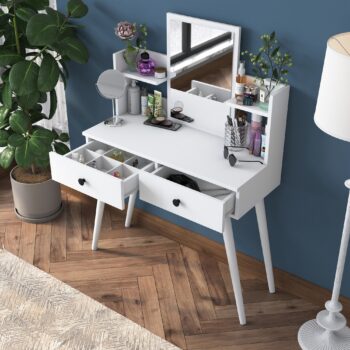 Toaletný stolík so zrkadlom GLENN – elegancia a praktickosť pre vašu spálňuToaletný stolík GLENN je ideálnym doplnkom pre modernú spálňu. Vďaka svojmu škandinávskemu dizajnu a čisto bielej farbe prináša do priestoru sviežosť a jednoduchosť. Praktické zásuvky a veľké zrkadlo zaisťujú komfort a funkčnosť pri každodennom používaní.Hlavné vlastnosti toaletného stolíka GLENN:Materiál: melamín a VT laminát – kvalitný a odolný povrch, ktorý sa ľahko udržuje.Rozmery: 111,8 x 97,8 x 40 cm – priestranný stolík ideálny pre jednu osobu.Farba: čisto biela, ktorá ladí s moderným aj škandinávskym štýlom interiéru.Vybavenie:2 praktické zásuvky na kozmetiku, šperky alebo iné doplnky.Veľké zrkadlo na pohodlnú úpravu vzhľadu.Štýl: škandinávsky – jednoduchý a elegantný dizajn.Tvar: obdĺžnikový – univerzálny vzhľad, ktorý zapadne do každej spálne.Hrúbka materiálu: 18 mm – pevná a stabilná konštrukcia.Možnosť pripevnenia k stene pre väčšiu bezpečnosť a stabilitu.Dodávame v demontovanom stave s podrobným montážnym návodom pre jednoduchú montáž.Toaletný stolík GLENN je navrhnutý pre pohodlné každodenné používanie a zároveň dodáva vašej spálni moderný a útulný vzhľad. Je ideálny pre tých, ktorí hľadajú praktický a estetický doplnok do svojho domova.Vylepšite svoju spálňu s toaletným stolíkom GLENN – spojenie elegancie a funkčnosti!