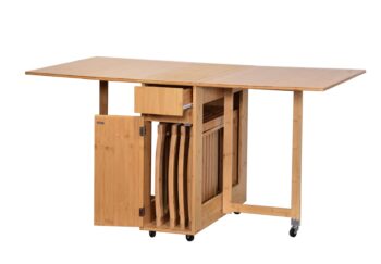 Praktický skladací jedálenský set GONSA je ideálny na príležitostné stolovanie v interiéri i exteriéri. Skladá sa zo stola a štyroch stoličiek, ktoré sú vyrobené z kvalitného bambusu. Stoličky sa dajú prakticky zložiť a uschovať vo vnútri stola. Jedálenský set je odolný voči poškodeniu a vonkajším vplyvom. Vďaka funkcii skladania tento jedálenský set jednoducho zložíte do minimálnych rozmerov a odložíte na ďalšie použitie. Jednoduché prenášanie Vám uľahčia aj praktické kolieska upevnené zo spodu stola.Farebné prevedenie: prírodný bambusRozmery stola: (Š x V x H) 140 x 74 x 80 cmRozmery stoličky: (Š x V x H) 46 x 72 x 44 cmDodávame v demonte. 