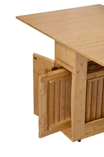 Praktický skladací jedálenský set GONSA je ideálny na príležitostné stolovanie v interiéri i exteriéri. Skladá sa zo stola a štyroch stoličiek, ktoré sú vyrobené z kvalitného bambusu. Stoličky sa dajú prakticky zložiť a uschovať vo vnútri stola. Jedálenský set je odolný voči poškodeniu a vonkajším vplyvom. Vďaka funkcii skladania tento jedálenský set jednoducho zložíte do minimálnych rozmerov a odložíte na ďalšie použitie. Jednoduché prenášanie Vám uľahčia aj praktické kolieska upevnené zo spodu stola.Farebné prevedenie: prírodný bambusRozmery stola: (Š x V x H) 140 x 74 x 80 cmRozmery stoličky: (Š x V x H) 46 x 72 x 44 cmDodávame v demonte. 