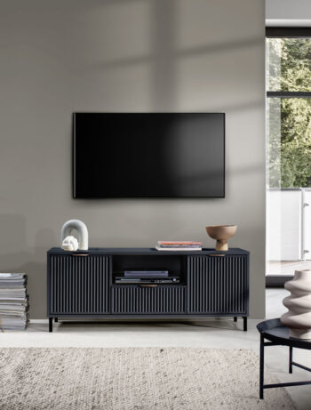 Štýlový TV stolík na nožičkách LS3 z kolekcie GRACE STYLES. Táto moderná TV skrinka sa skvele hodí do menších obývačiek. V centrálnej časti je hlboká zásuvka, do ktorej môžeme uschovať rôzne drobnosti a nad ňou polica na set-top box alebo konzolu. Po stranách sú dve skrinky na ďalšie veci. Vďaka svojmu dizajnovému prevedeniu bude RTV skrinka lahodiť oku.Rozmery: š 135 x h 40,6 cm x v 55,6 cm.Dostupné v jednej z dvoch farieb: kašmír alebo indigoVlastnosti produktu:doska – 18mm laminovaná nábytková doskapredná strana – 18mm MDF doskahrana – ABS dyhazadná strana – HDF doskarukoväte - kovovépánty – kovové s mechanizmom tichého zatváranianohy – čierny kov – výška 12 cmKolekcia nábytku GRACE STYLES je dostupná v dvoch farbách a je len na vás, ktorú si vyberiete. Či už je to prírodná teplá kašmírová farba, ktorá je elegantná a hodí sa do každého interiéru, alebo výraznejšia indigo farba s úchytkami v medenej farbe. Nábytok je zdobený vzorom na čelách v podobe frézovaných drážok. Všetok nábytok z tejto kolekcie je na čiernych kovových nožičkách.Sektor GRACE STYLES v sebe spája štýly v interiéri.Jednoduché a funkčné tvary sa budú dobre hodiť do obývačky, spálne aj jedálne.Moderné farby, ktoré sú aktuálnym hitom pri tvorbe dizajnov v nových domácnostiach.Kovové, čierne nohy dodávajú miestnostiam ľahkosť a priestor.Nábytok dodávame v demonte. 