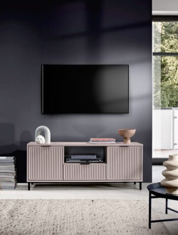 Štýlový TV stolík na nožičkách LS3 z kolekcie GRACE STYLES. Táto moderná TV skrinka sa skvele hodí do menších obývačiek. V centrálnej časti je hlboká zásuvka, do ktorej môžeme uschovať rôzne drobnosti a nad ňou polica na set-top box alebo konzolu. Po stranách sú dve skrinky na ďalšie veci. Vďaka svojmu dizajnovému prevedeniu bude RTV skrinka lahodiť oku.Rozmery: š 135 x h 40,6 cm x v 55,6 cm.Dostupné v jednej z dvoch farieb: kašmír alebo indigoVlastnosti produktu:doska – 18mm laminovaná nábytková doskapredná strana – 18mm MDF doskahrana – ABS dyhazadná strana – HDF doskarukoväte - kovovépánty – kovové s mechanizmom tichého zatváranianohy – čierny kov – výška 12 cmKolekcia nábytku GRACE STYLES je dostupná v dvoch farbách a je len na vás, ktorú si vyberiete. Či už je to prírodná teplá kašmírová farba, ktorá je elegantná a hodí sa do každého interiéru, alebo výraznejšia indigo farba s úchytkami v medenej farbe. Nábytok je zdobený vzorom na čelách v podobe frézovaných drážok. Všetok nábytok z tejto kolekcie je na čiernych kovových nožičkách.Sektor GRACE STYLES v sebe spája štýly v interiéri.Jednoduché a funkčné tvary sa budú dobre hodiť do obývačky, spálne aj jedálne.Moderné farby, ktoré sú aktuálnym hitom pri tvorbe dizajnov v nových domácnostiach.Kovové, čierne nohy dodávajú miestnostiam ľahkosť a priestor.Nábytok dodávame v demonte. 