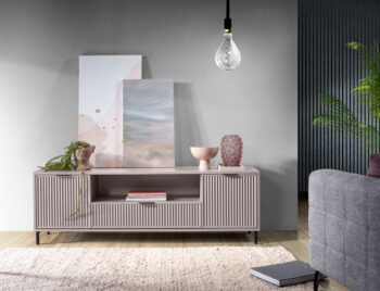 Štýlový TV stolík na nožičkách LS4 z kolekcie GRACE STYLES. Táto moderná TV skrinka sa skvele hodí do menších obývačiek. V centrálnej časti je hlboká zásuvka, do ktorej môžeme uschovať rôzne drobnosti a nad ňou polica na set-top box alebo konzolu. Po stranách sú dve skrinky na ďalšie veci. Vďaka svojmu dizajnovému prevedeniu bude RTV skrinka lahodiť oku.Rozmery: š 165 x h 40,6 cm x v 55,6 cm.Dostupné v jednej z dvoch farieb: kašmír alebo indigoVlastnosti produktu:doska – 18mm laminovaná nábytková doskapredná strana – 18mm MDF doskahrana – ABS dyhazadná strana – HDF doskarukoväte - kovovépánty – kovové s mechanizmom tichého zatváranianohy – čierny kov – výška 12 cmKolekcia nábytku GRACE STYLES je dostupná v dvoch farbách a je len na vás, ktorú si vyberiete. Či už je to prírodná teplá kašmírová farba, ktorá je elegantná a hodí sa do každého interiéru, alebo výraznejšia indigo farba s úchytkami v medenej farbe. Nábytok je zdobený vzorom na čelách v podobe frézovaných drážok. Všetok nábytok z tejto kolekcie je na čiernych kovových nožičkách.Sektor GRACE STYLES v sebe spája štýly v interiéri.Jednoduché a funkčné tvary sa budú dobre hodiť do obývačky, spálne aj jedálne.Moderné farby, ktoré sú aktuálnym hitom pri tvorbe dizajnov v nových domácnostiach.Kovové, čierne nohy dodávajú miestnostiam ľahkosť a priestor.Nábytok dodávame v demonte. 