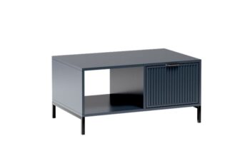 Štýlový konferenčný stolík LS-6 z kolekcie GRACE STYLES. Moderný konferenčný stolík s jednou praktickou zásuvkou a odkladacou policou bude ozdobou každého interiéru.Rozmery: 90 x 58 x 45 cm.Dostupné v jednej z dvoch farieb: kašmír alebo indigoVlastnosti produktu:doska – 18mm laminovaná nábytková doskapredná strana – 18mm MDF doskahrana – ABS dyhazadná strana – HDF doskarukoväte - kovovépánty – kovové s mechanizmom tichého zatváranianohy – čierny kov – výška 12 cmKolekcia nábytku GRACE STYLES je dostupná v dvoch farbách a je len na vás, ktorú si vyberiete. Či už je to prírodná teplá kašmírová farba, ktorá je elegantná a hodí sa do každého interiéru, alebo výraznejšia indigo farba s úchytkami v medenej farbe. Nábytok je zdobený vzorom na čelách v podobe frézovaných drážok. Všetok nábytok z tejto kolekcie je na čiernych kovových nožičkách.Sektor GRACE STYLES v sebe spája štýly v interiéri.Jednoduché a funkčné tvary sa budú dobre hodiť do obývačky, spálne aj jedálne.Moderné farby, ktoré sú aktuálnym hitom pri tvorbe dizajnov v nových domácnostiach.Kovové, čierne nohy dodávajú miestnostiam ľahkosť a priestor.Nábytok dodávame v demonte. 