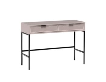 Štýlový konzolový stolík LS-9 z kolekcie GRACE STYLES. Moderný konzolový stolík s dvoma praktickými zásuvkami bude ozdobou každého interiéru.Rozmery: 110 x 78 x 40,6 cm.Dostupné v jednej z dvoch farieb: kašmír alebo indigoVlastnosti produktu:doska – 18mm laminovaná nábytková doskapredná strana – 18mm MDF doskahrana – ABS dyhazadná strana – HDF doskarukoväte - kovovépánty – kovové s mechanizmom tichého zatváranianohy – čierny kov – výška 12 cmKolekcia nábytku GRACE STYLES je dostupná v dvoch farbách a je len na vás, ktorú si vyberiete. Či už je to prírodná teplá kašmírová farba, ktorá je elegantná a hodí sa do každého interiéru, alebo výraznejšia indigo farba s úchytkami v medenej farbe. Nábytok je zdobený vzorom na čelách v podobe frézovaných drážok. Všetok nábytok z tejto kolekcie je na čiernych kovových nožičkách.Sektor GRACE STYLES v sebe spája štýly v interiéri.Jednoduché a funkčné tvary sa budú dobre hodiť do obývačky, spálne aj jedálne.Moderné farby, ktoré sú aktuálnym hitom pri tvorbe dizajnov v nových domácnostiach.Kovové, čierne nohy dodávajú miestnostiam ľahkosť a priestor.Nábytok dodávame v demonte. 