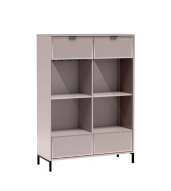 Štýlový vitrína na nožičkách LS8 z kolekcie GRACE STYLES. Táto moderná vitrína sa skvele hodí do moderných obývačiek. Za sklenými dvierkami sa nachádza 1 polica. Vďaka svojmu dizajnovému prevedeniu bude táto vitrína lahodiť každému oku.Rozmery: š 104,8 x h 40,6 cm x v 150 cm.Dostupné v jednej z dvoch farieb: kašmír alebo indigoVlastnosti produktu:doska – 18mm laminovaná nábytková doskapredná strana – 18mm MDF doskahrana – ABS dyhazadná strana – HDF doskarukoväte - kovovépánty – kovové s mechanizmom tichého zatváranianohy – čierny kov – výška 12 cmKolekcia nábytku GRACE STYLES je dostupná v dvoch farbách a je len na vás, ktorú si vyberiete. Či už je to prírodná teplá kašmírová farba, ktorá je elegantná a hodí sa do každého interiéru, alebo výraznejšia indigo farba s úchytkami v medenej farbe. Nábytok je zdobený vzorom na čelách v podobe frézovaných drážok. Všetok nábytok z tejto kolekcie je na čiernych kovových nožičkách.Sektor GRACE STYLES v sebe spája štýly v interiéri.Jednoduché a funkčné tvary sa budú dobre hodiť do obývačky, spálne aj jedálne.Moderné farby, ktoré sú aktuálnym hitom pri tvorbe dizajnov v nových domácnostiach.Kovové, čierne nohy dodávajú miestnostiam ľahkosť a priestor.Nábytok dodávame v demonte. 