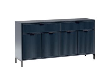 Široká komoda LS1 z kolekcie GRACE STYLES. Praktická veľká komoda, ktorá zaujme nielen moderným dizajnom, ale aj funkčnosťou. Má praktické zásuvky a skrinky, ktoré vám umožnia pohodlne usporiadať priestor.Rozmery: 165,3 x 86 x 40,6 cm.Dostupné v jednej z dvoch farieb: kašmír alebo indigoVlastnosti produktu:doska – 18mm laminovaná nábytková doskapredná strana – 18mm MDF doskahrana – ABS dyhazadná strana – HDF doskarukoväte - kovovépánty – kovové s mechanizmom tichého zatváranianohy – čierny kov – výška 12 cmKolekcia nábytku GRACE STYLES je dostupná v dvoch farbách a je len na vás, ktorú si vyberiete. Či už je to prírodná teplá kašmírová farba, ktorá je elegantná a hodí sa do každého interiéru, alebo výraznejšia indigo farba s úchytkami v medenej farbe. Nábytok je zdobený vzorom na čelách v podobe frézovaných drážok. Všetok nábytok z tejto kolekcie je na čiernych kovových nožičkách.Sektor GRACE STYLES v sebe spája štýly v interiéri.Jednoduché a funkčné tvary sa budú dobre hodiť do obývačky, spálne aj jedálne.Moderné farby, ktoré sú aktuálnym hitom pri tvorbe dizajnov v nových domácnostiach.Kovové, čierne nohy dodávajú miestnostiam ľahkosť a priestor.Nábytok dodávame v demonte. 